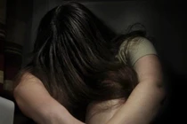 Nhậu chán chê, leo lên gác hiếp dâm con gái chủ nhà