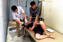 Cãi nhau nảy lửa, vợ bỏ đi, chồng…ăn lá ngón tự tử