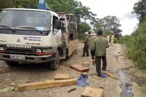 Đình chỉ 4 cán bộ vụ lật xe chở gỗ ở Đắk Nông