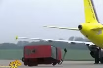 Video: Máy bay Airbus thổi bay xe tải như chiếc lá