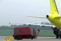 Video: Máy bay Airbus thổi bay xe tải như chiếc lá