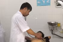 Kinh hoàng nam sinh lớp 10 bị bạn học đâm trong lớp