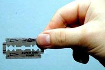 Thấy chồng chở gái trong đêm, vợ lao đến rạch mặt tình địch