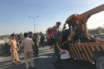 Kinh hoàng xe cứu hộ bẹp dúm sau cú tông đít container