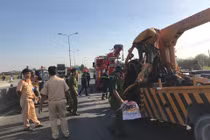 Kinh hoàng xe cứu hộ bẹp dúm sau cú tông đít container