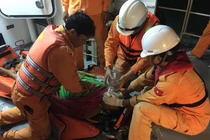 Cứu hộ thành công 3 ngư dân bị nạn trong đêm trên biển