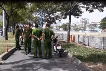 Thả cá phóng sinh, rụng rời phát hiện xác người dưới kênh