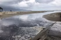 Video: Kinh hãi nước cống hôi thối chảy tràn ra biển Đà Nẵng