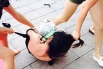 Giúp bạn thân đánh ghen trong ô tô, hai cô gái nhận quả đắng