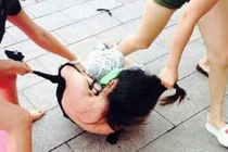 Giúp bạn thân đánh ghen trong ô tô, hai cô gái nhận quả đắng