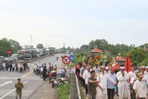 Vụ xe rước dâu gặp nạn: Trăm ôtô nhường đường đám tang