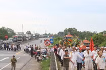 Vụ xe rước dâu gặp nạn: Trăm ôtô nhường đường đám tang