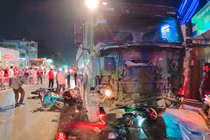 Hãi hùng hiện trường xe ben cuốn hàng loạt xe máy vào gầm