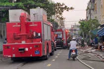 TP HCM: Cháy kho sản xuất bao bì trong cơn mưa lớn