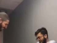 Video: Thanh niên sợ rắn bỏ chạy “quên” cả... bạn gái