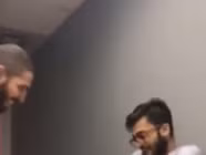 Video: Thanh niên sợ rắn bỏ chạy “quên” cả... bạn gái