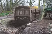 Video: Lạnh xương sống khoảnh khắc tàu ma vút qua nhà ga vắng người