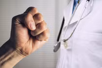 Không được quay phim vợ đẻ, kéo 15 người hành hung bác sĩ