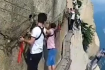 Video: Du khách buông mình trên con đường chết chóc nhất hành tinh