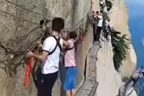 Video: Du khách buông mình trên con đường chết chóc nhất hành tinh
