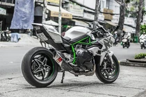 Video: “Ma tốc độ” Kawasaki Ninja H2 khiến “quỷ đỏ khóc” thế nào?