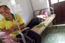 Chồng gọi điện cho người khác nói tình cảm, ăn lá ngón tự sát