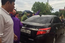 Dân vây bắt đối tượng nghi xông vào nhà bắt cóc trẻ em