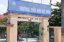 Không đọc thông viết thạo, học sinh lớp 1 bị cô giáo đánh bầm tay