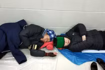 Khổ sở người nhà bệnh nhân qua đêm trong cái rét “cắt da, cắt thịt”