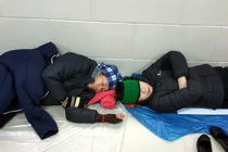 Khổ sở người nhà bệnh nhân qua đêm trong cái rét “cắt da, cắt thịt”