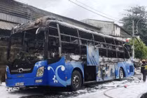 Hiện trường cháy xe khách trơ khung, nhiều người “đứng tim”