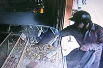 Trộm khoét lỗ mái nhà tiệm vàng, lấy hơn 1,5 tỷ