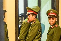 Tại sao ông Đinh La Thăng bị cách ly khỏi phòng xử án?