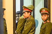 Tại sao ông Đinh La Thăng bị cách ly khỏi phòng xử án?