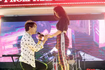 Màn cầu hôn "gây sốc" của ca sĩ Nguyễn Trần Trung Quân ở THPT Nguyễn Bỉnh Khiêm