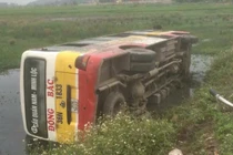 Tránh công nông, xe bus bay xuống ruộng, hành khách “tắm bùn“