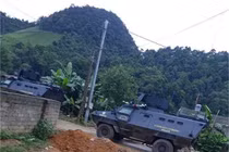 Xe bọc thép cùng hàng trăm cảnh sát đột kích hang ổ ma túy