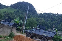 Xe bọc thép cùng hàng trăm cảnh sát đột kích hang ổ ma túy