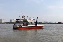 Đang trục vớt sà lan đâm nhau, chìm trên sông Sài Gòn