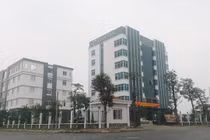 Công an khám xét trụ sở, Giám đốc Ngân hàng Hợp tác nhảy lầu