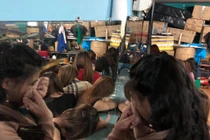 Hơn 100 nữ tiếp viên chui vào phòng bí mật trốn cảnh sát