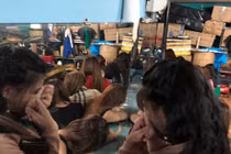 Hơn 100 nữ tiếp viên chui vào phòng bí mật trốn cảnh sát