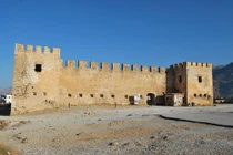 Video: Bí ẩn đoàn diễu hành hồn ma ở lâu đài Frangokastello