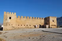 Video: Bí ẩn đoàn diễu hành hồn ma ở lâu đài Frangokastello