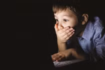 Bắt gặp con xem phim khiêu dâm, cha mẹ đừng vội nổi nóng