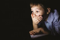 Bắt gặp con xem phim khiêu dâm, cha mẹ đừng vội nổi nóng