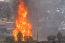 Ôtô bốc cháy ngùn ngụt trên đường về sân bay