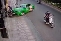 Video: Pha đánh lái điệu nghệ đốn ngã 2 tên cướp của tài xế xe tải