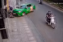 Video: Pha đánh lái điệu nghệ đốn ngã 2 tên cướp của tài xế xe tải