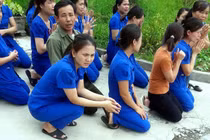 Yêu cầu giải quyết dứt điểm vụ cô giáo quỳ bên xe hơi chủ tịch